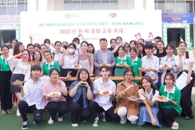 Sinh viên Đà Nẵng tham gia trải nghiệm tại Lễ hội giao lưu văn hóa Việt-Hàn. (Ảnh: ANH ĐÀO)