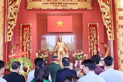 Các đại biểu dâng hương tưởng niệm Chủ tịch Hồ Chí Minh. (ẢNH: TRINH DŨNG)