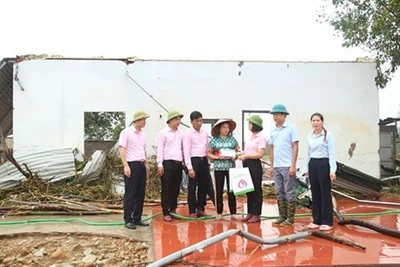 Chia sẻ những khó khăn với gia đình ông Lý Văn Vùng ở thôn Nà Bấc, xã Đông Hải, huyện Tiên Yên (Quảng Ninh) khi toàn bộ ngôi nhà và tài sản bị dòng nước lũ cuốn trôi mất hết.