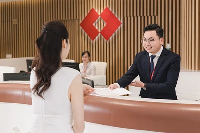 Khách hàng giao dịch tại Techcombank