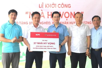 Đại diện các nhà tài trợ trao biểu trưng tài trợ 37 Nhà hy vọng cho lãnh đạo huyện Hương Khê.