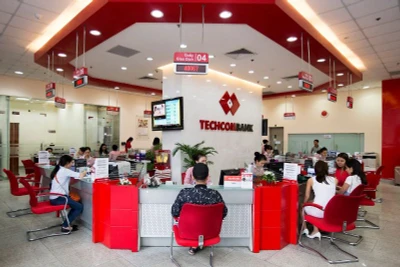 Giao dịch khách hàng tại Techcombank.