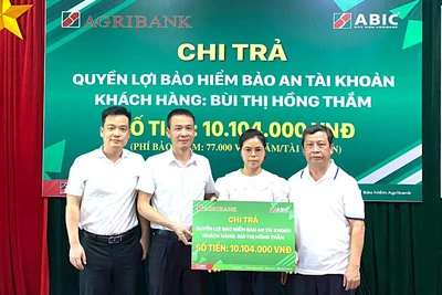 Tại một buổi lễ chi trả quyền lợi bảo hiểm Bảo an tài khoản cho khách hàng.