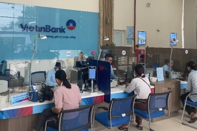 Giao dịch khách hàng tại chi nhánh Ngân hàng VietinBank.