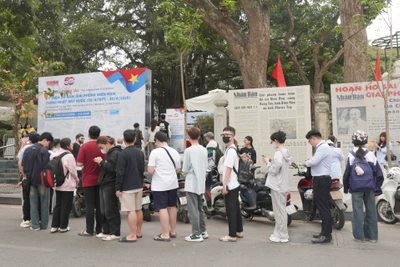 Dòng người xếp hàng tham quan triển lãm tương tác tại Báo Nhân Dân.