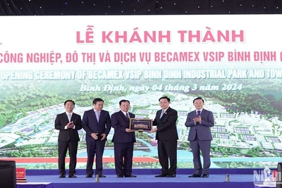 Chủ tịch Quốc hội Vương Đình Huệ trao tặng quà lưu niệm cho các nhà đầu tư.