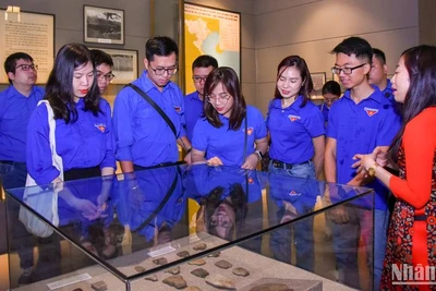 [Ảnh] Đoàn Thanh niên Báo Nhân Dân triển khai chương trình "Đưa đoàn viên đến các địa điểm văn hóa"