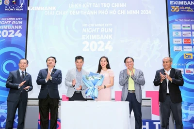 Bà Lê Thị Mai Loan – Phó Tổng Giám đốc Eximbank và ông Nguyễn Khoa Vinh (thứ 3 bên trái sang) - Đại diện Ban tổ chức chương trình trong buổi lễ ký kết tài trợ cho Giải chạy đêm Ho Chi Minh City Night Run Eximbank 2024. 
