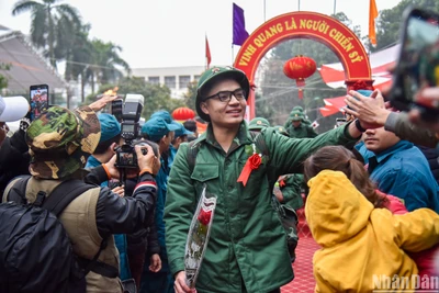 [Ảnh] Xúc động khoảnh khắc ngày tân binh lên đường nhập ngũ