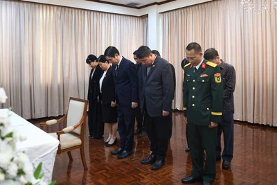 Đoàn đại biểu Đại sứ quán Việt Nam tại Thái Lan dành một phút mặc niệm tưởng nhớ nguyên Chủ tịch Đảng, nguyên Chủ tịch nước, nguyên Thủ tướng nước Cộng hòa Dân chủ Nhân dân Lào Khamtay Siphandone.