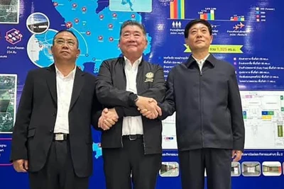 Phó Thủ tướng kiêm Bộ trưởng Quốc phòng Thái Lan Phumtham Wechayachai (giữa) gặp đại diện Trung Quốc và Myanmar bàn biện pháp phòng chống tội phạm viễn thông. (Ảnh: NBT)