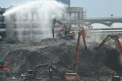 Các lực lượng cứu hộ Thái Lan khẩn trương dọn dẹp đống đổ nát của tòa nhà 30 tầng sụp đổ.