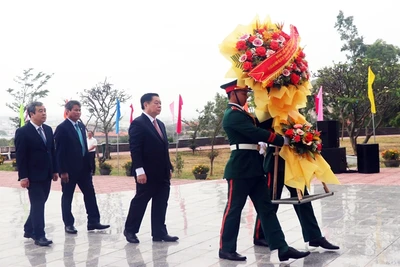 Trưởng ban Tuyên giáo và Dân vận Trung ương dẫn đầu đoàn công tác thực hiện nghi thức dâng hoa.