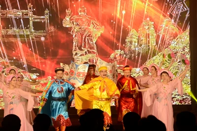 Biểu diễn văn nghệ chào mừng liên hoan.