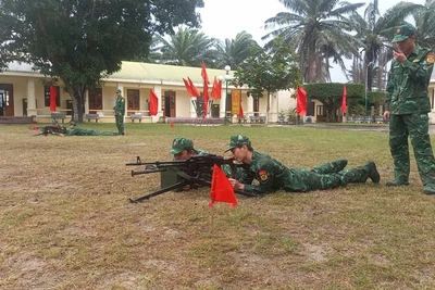 Tập huấn sử dụng các loại vũ khí phục vụ huấn luyện.