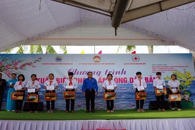 Đơn vị tài trợ tặng quà cho các em học sinh có hoàn cảnh khó khăn.