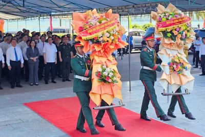 Lễ dâng hoa diễn ra tại Đài kỷ niệm cảng Quy Nhơn.
