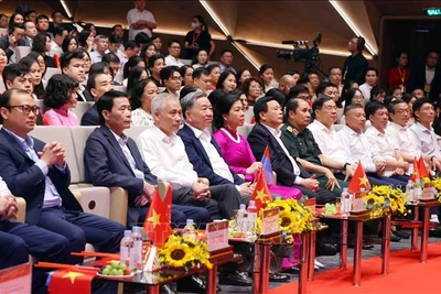 Tổng Bí thư Tô Lâm và các đại biểu tham dự Chương trình nghệ thuật "Đảng trong mùa Xuân đại thắng”. (Ảnh: Phạm Kiên/TTXVN)