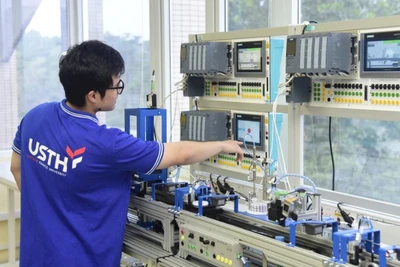 Sinh viên Trường đại học Khoa học và Công nghệ Hà Nội thực hành tại phòng thí nghiệm.