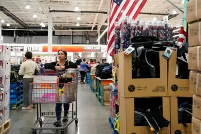 Khách hàng mua sắm tại một siêu thị ở Foster City, California, Hoa Kỳ, ngày 10/4/2024. (Ảnh minh họa: Xinhua)