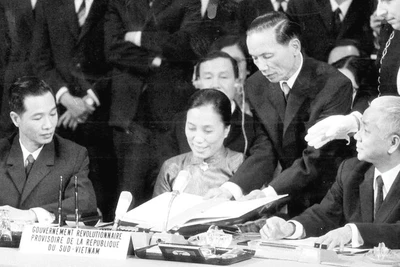 Bộ trưởng Ngoại giao Chính phủ Cách mạng lâm thời Cộng hòa miền Nam Việt Nam Nguyễn Thị Bình ký Hiệp định Paris về chấm dứt chiến tranh, lập lại hòa bình ở Việt Nam, ngày 27/1/1973, tại Trung tâm hội nghị quốc tế ở Thủ đô Paris (Pháp). (Ảnh tư liệu)