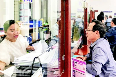 Người dân giải quyết thủ tục hành chính tại bộ phận “Một cửa” phường Phước Ninh, quận Hải Châu, thành phố Đà Nẵng. (Ảnh: HOÀNG NHUNG)