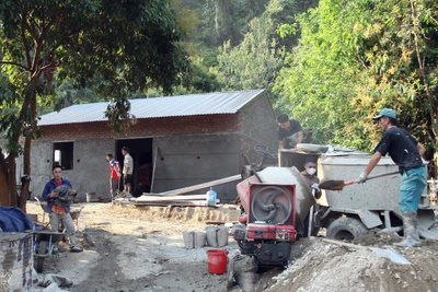 Một hộ dân ở bản Huổi Van đang khẩn trương hoàn thiện ngôi nhà mới.