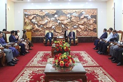 Đại sứ Việt Nam tại Campuchia Nguyễn Minh Vũ tiếp đón các lãnh đạo và ủy viên Ban Thường vụ Trung ương CPP tại trụ sở Đại sứ quán Việt Nam ở thủ đô Phnom Penh. (Ảnh: QUANG ANH/TTXVN)