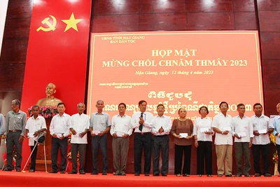 Lãnh đạo tỉnh Hậu Giang tặng quà cho cán bộ hưu trí, gia đình chính sách, người có uy tín trong đồng bào dân tộc Khmer.