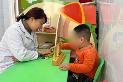 Trong y học cổ truyền, rối loạn phổ tự kỷ (ASD) được mô tả trong phạm vi chứng “ngũ trì” (5 chứng chậm ở trẻ em), trong đó nổi bật nhất là chứng chậm nói.