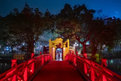 Ánh đỏ của cầu Thê Húc dẫn vào đền Ngọc Sơn quen thuộc trong nhiều năm.