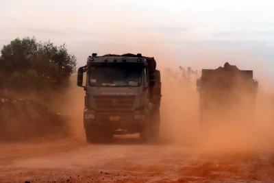 Bụi phát sinh trong quá trình xe tải vận chuyển đất trong khu vực thi công dự án sân bay Long Thành.