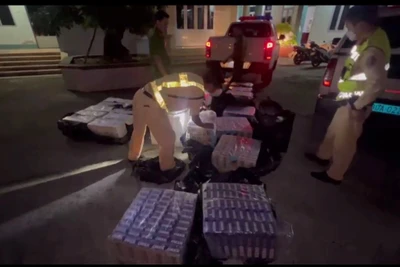 Hơn 10 nghìn gói thuốc lá lậu bị đối tượng bỏ lại tại hiện trường.