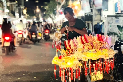 Giới trẻ chen nhau "chật cứng" để đón Trung thu phố cổ Hà Nội