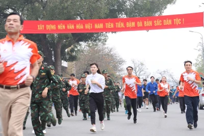 Các đoàn chạy vòng quanh quảng trường Nguyễn Tất Thành, thành phố Tuyên Quang.