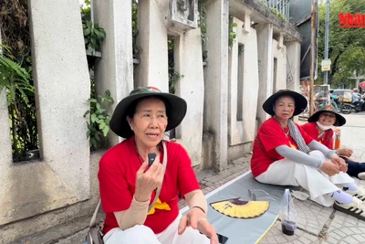 [Video] Bất chấp nắng nóng, người dân xếp hàng trước gần 20 tiếng đồng hồ