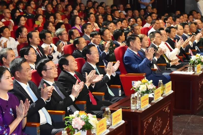 Chủ tịch nước Võ Văn Thưởng cùng các đồng chí lãnh đạo Đảng, Nhà nước và các đại biểu dự Chương trình “Hồ Chí Minh - Hành trình khát vọng 2023”. (Ảnh: Thủy Nguyên)