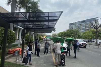 Mái che phục vụ hành khách.