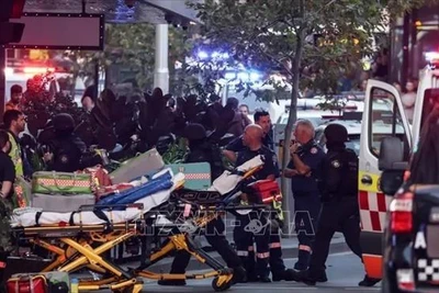 Lực lượng chức năng được triển khai tới hiện trường vụ tấn công bằng dao tại trung tâm thương mại Westfield Bondi Junction ở Sydney, Australia, ngày 13/4/2024. Ảnh: TTXVN
