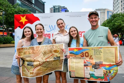 [Ảnh] Phụ san đặc biệt của Báo Nhân Dân lan toả tới bạn đọc toàn quốc