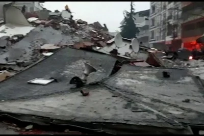 [Video] Động đất ở Thổ Nhĩ Kỳ: Hàng loạt tòa nhà bị sập, dư chấn sang nhiều quốc gia lân cận