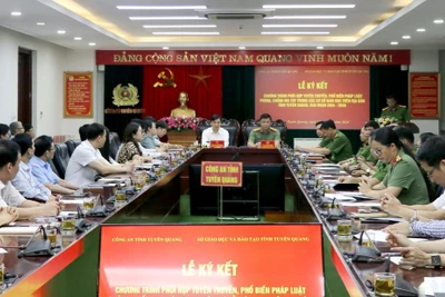 Các đại biểu dự lễ ký kết chương trình phối hợp tuyên truyền, phổ biến pháp luật phòng, chống ma túy trong các cơ sở giáo dục.