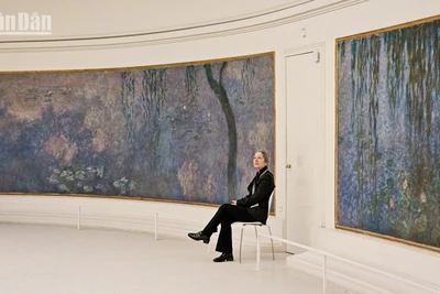 Đội ngũ nhân viên bảo vệ luôn túc trực bên mỗi tác phẩm được trưng bày bên trong Bảo tàng Orangerie. (Ảnh: MINH DUY)