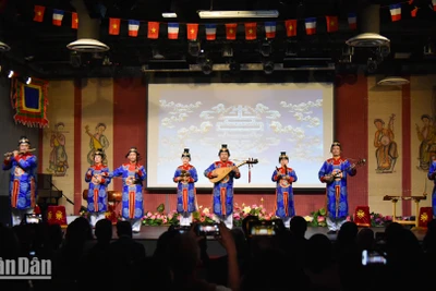 Tiết mục hòa tấu tiểu nhạc "Thập thủ liên hoàn" là một liên khúc gồm 10 bài, thường được biểu diễn trong lễ tế đàn Nam Giao và các dịp lễ ở cung đình Huế.