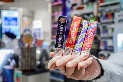 Thuốc lá điện tử dùng một lần với hương vị ngọt ngào và thiết kế bắt mắt, đang nhắm mục tiêu vào giới trẻ, gây ra mối lo ngại về nghiện nicotine. (Ảnh: FranceInfo)