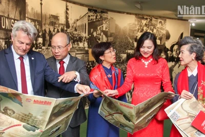 [Ảnh] Giới thiệu phụ san đặc biệt của Báo Nhân Dân tại Pháp