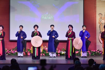 Làn điệu dân ca quan họ ngọt ngào, đằm thắm được giới thiệu tại “Đêm văn hóa Việt Nam - Tinh hoa Di sản Kinh Bắc" tại Pháp.