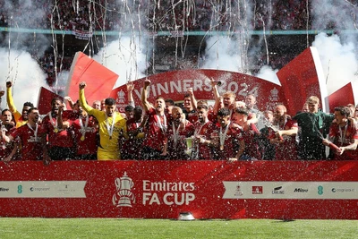 Manchester United ăn mừng vô địch cúp FA.