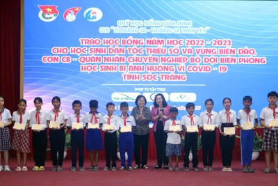 Trao học bổng cho các học sinh dân tộc thiểu số ở Sóc Trăng.