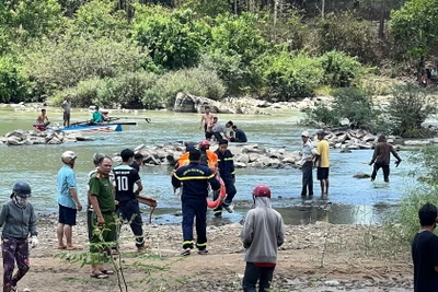 Lực lượng cứu hộ Công an huyện Xuân Lộc và người dân địa phương tìm kiếm nạn nhân. 